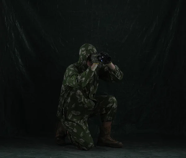 Yeşil Arka Planda Keskin Nişancı Tüfeği Olan Askeri Paraşütçü — Stok fotoğraf