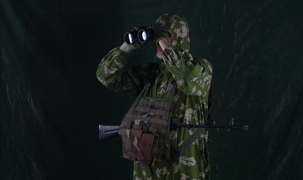 緑の背景に狙撃銃を装備した軍の空挺部隊 — ストック写真