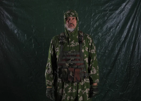 Spadochroniarz Wojskowy Karabinem Snajperskim Zielonym Tle — Zdjęcie stockowe