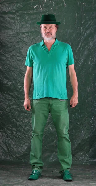 Studio Porträtt Gammal Man Gröna Kläder — Stockfoto
