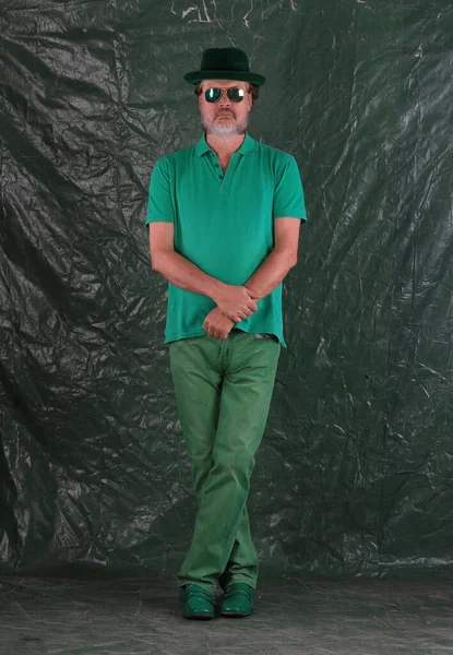 緑の服を着た老人のスタジオポートレート — ストック写真