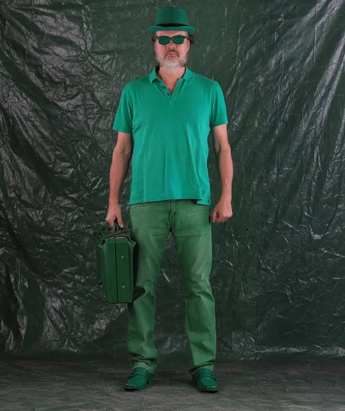 Студийный Портрет Старика Зеленой Одежде — стоковое фото