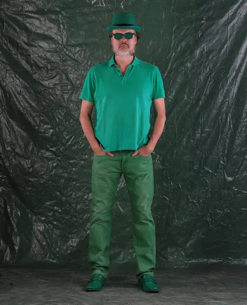 Studio Porträtt Gammal Man Gröna Kläder — Stockfoto