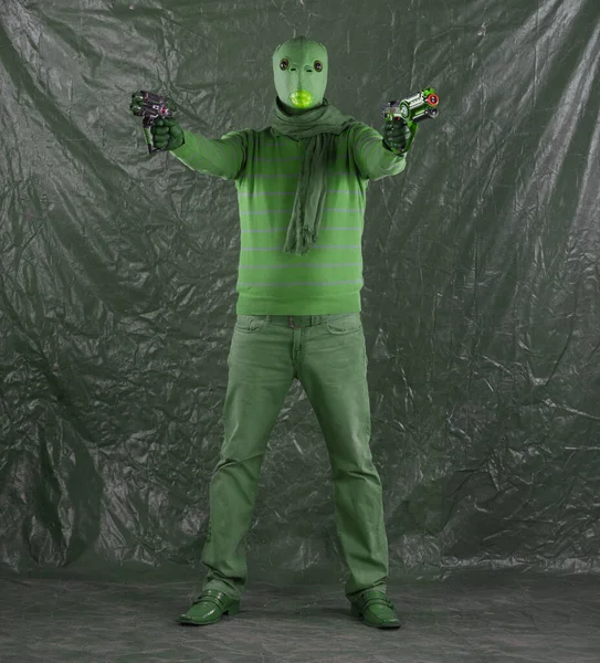 宇宙兵器を持った緑のエイリアン — ストック写真