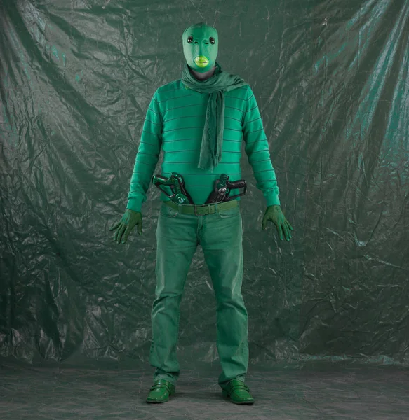 Alien Verde Con Arma Espacial —  Fotos de Stock