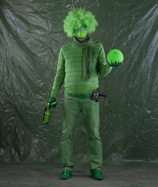 携带空间武器的绿外星人 — 图库照片