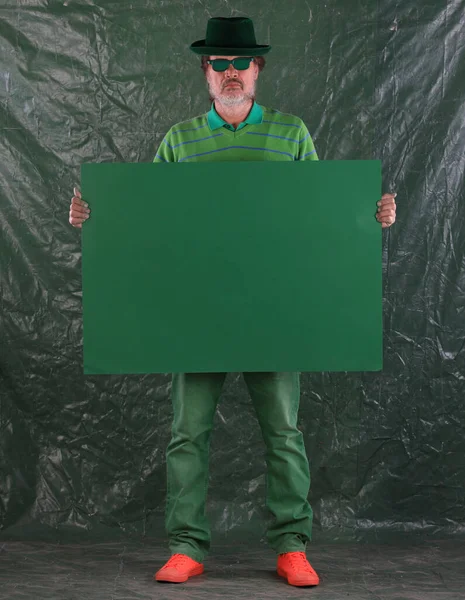 Stüdyoda Yeşil Elbiseli Yaşlı Bir Adamın Portresi — Stok fotoğraf