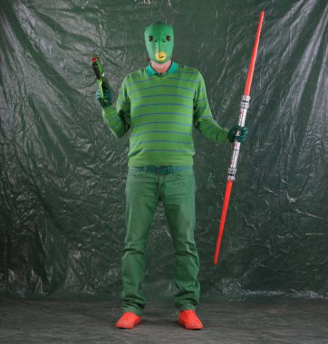 Uzay silahına sahip yeşil uzaylı