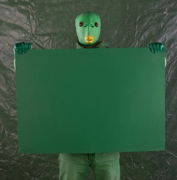 Alienígena Verde Com Cartaz Verde — Fotografia de Stock