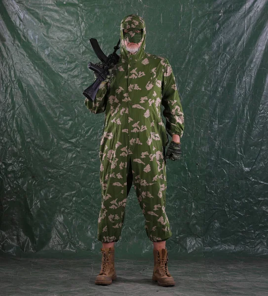 Militär Fallskärmsjägare Med Prickskytt Gevär Grön Bakgrund — Stockfoto