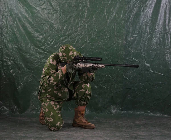 Katonai Ejtőernyős Egy Mesterlövész Puska Zöld Háttér — Stock Fotó