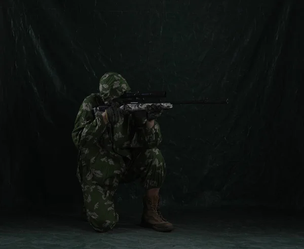 Pára Quedista Militar Com Rifle Sniper Fundo Verde — Fotografia de Stock