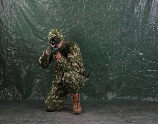 Pára Quedista Militar Com Rifle Sniper Fundo Verde — Fotografia de Stock