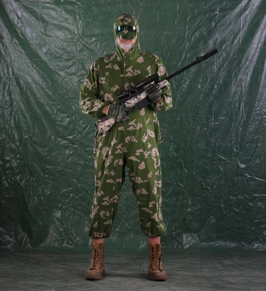 带着绿色背景狙击步枪的伞兵 — 图库照片