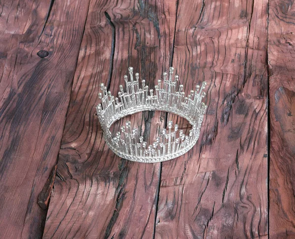Coroa Com Diamantes Fundo Madeira — Fotografia de Stock