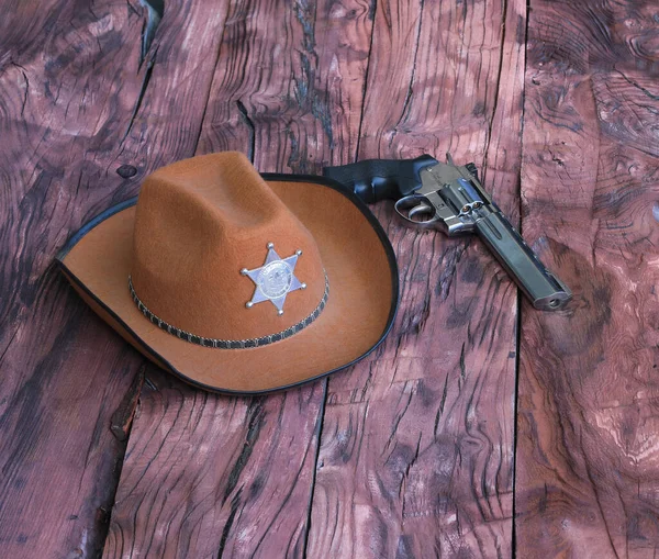 Sheriffhut Und Revolver Auf Holzgrund — Stockfoto