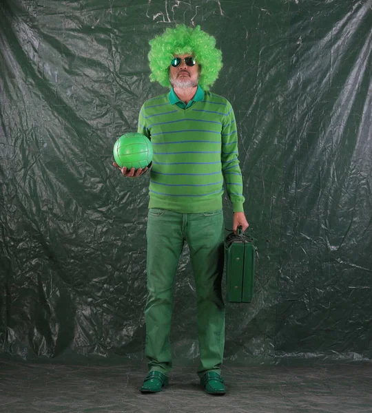 一位身穿绿色衣服的老人的画像 — 图库照片