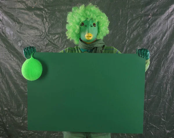 Alienígena Verde Com Cartaz Verde — Fotografia de Stock
