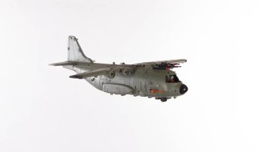 askeri uçak beyaz arka planda izole edildi