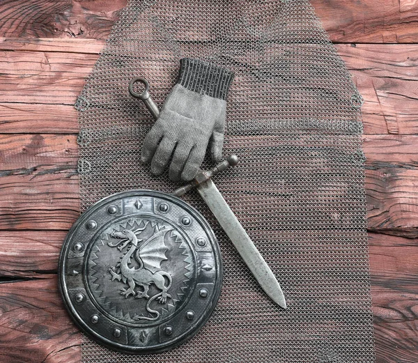 木制底座上的铁制盾牌和剑 — 图库照片