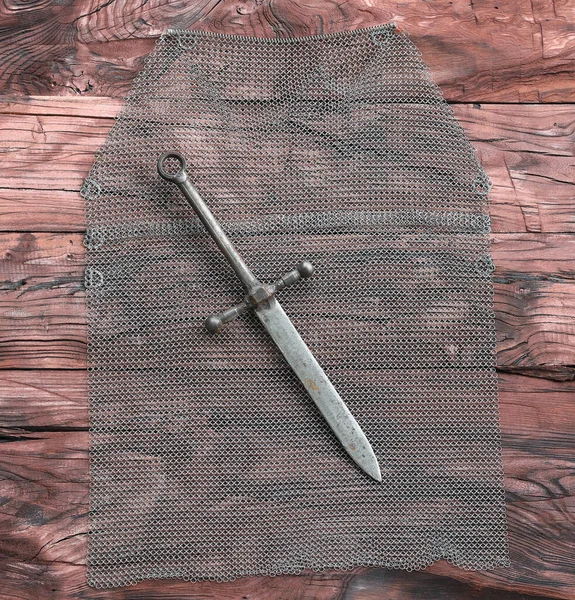 Schwert Auf Einem Holztisch — Stockfoto