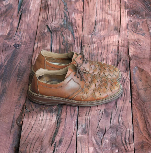 Zapatos Cuero Marrón Viejo Sobre Fondo Madera — Foto de Stock