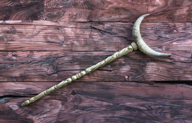 Ahşap arka planda boynuzlu savaş personeli