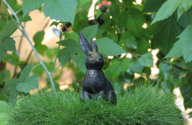 Siyah oyuncak paskalya tavşanı çimlerin üzerinde