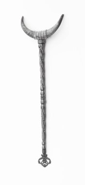 Beyaz arka planda izole edilmiş boynuzlu altın asa