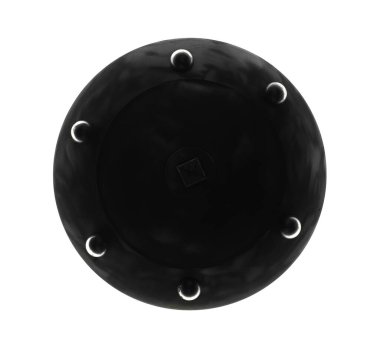 Demir dövülmüş kalkan beyaz arkaplanda izole edildi