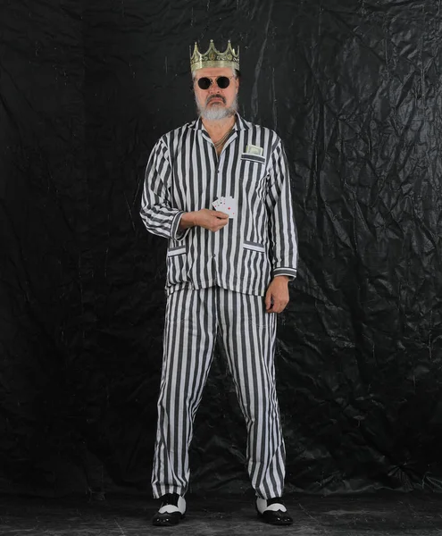 刑務所のストライプの服を着た男 — ストック写真
