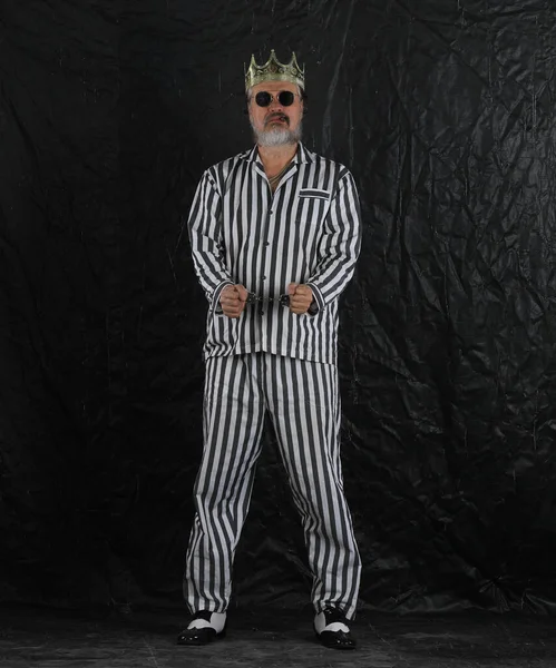刑務所のストライプの服を着た男 — ストック写真
