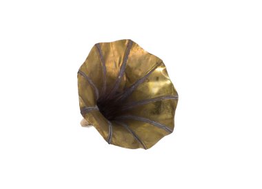 Beyaz arkaplanda pirinç gramofon izole edildi