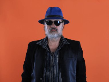 Vahşi Avrupalı sakallı yaşlı hippi adam