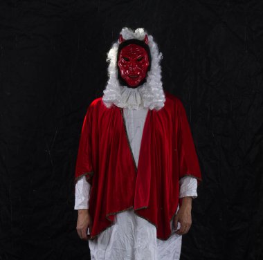 Siyah arka planda beyaz giyen şeytan.