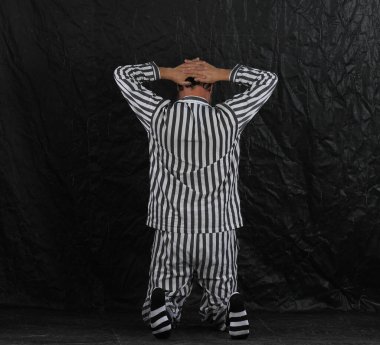 Hapishane çizgili elbiseli adam.