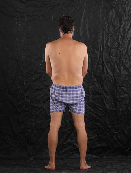 背を向けて立つ裸の男 — ストック写真