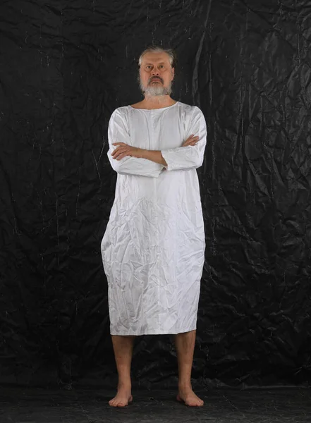 Больной Человек Белом Медицинском Платье Черном Фоне — стоковое фото