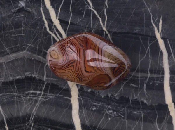 Parlak Kahverengi Akik Taşı Granit Üzerine — Stok fotoğraf