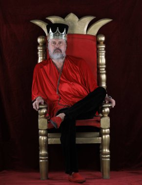 Tahttaki yaşlı bir kralın portresi.