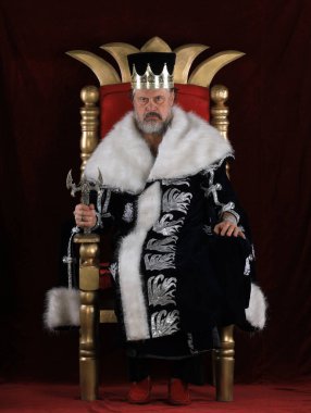 Tahttaki yaşlı bir kralın portresi.