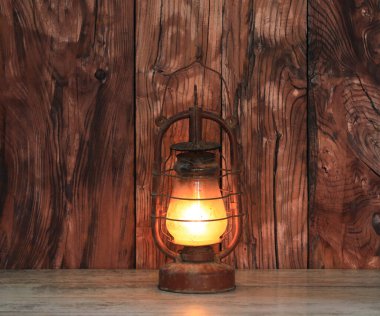 Paslı kirli gaz lambası izole edilmiş.