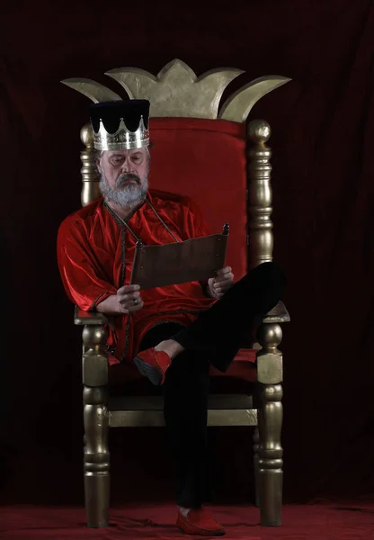 一个老国王坐在王座上的画像 — 图库照片