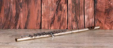 ahşap masada müzik flütü