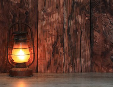 Paslı kirli gaz lambası izole edilmiş.