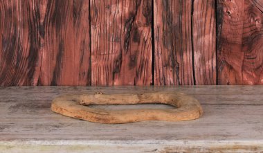 Tahta bir masanın üzerinde tahta yuvarlak bir podyum.