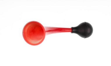 Kırmızı lastik bisiklet kornası beyaz arkaplanda izole edildi