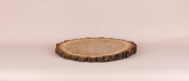 Ahşap kesilmiş ağaç pembe arkaplanda izole edilmiş.