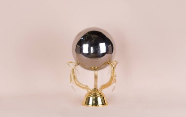 Beyaz arkaplanda izole edilmiş parlak geometrik metalik top