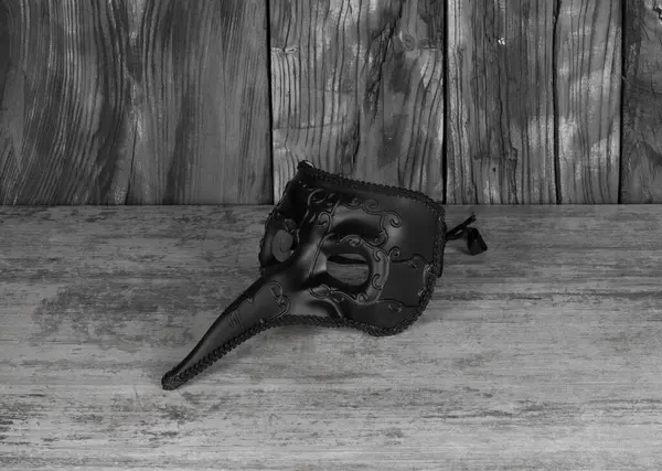 Tahta duvarda kara veba maskesi